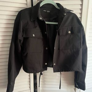 Black Size small jacket, it’s in great condition (: the arm length runs small